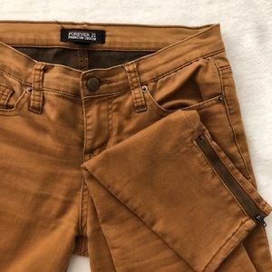 Fall Jeans with Zipper Accent